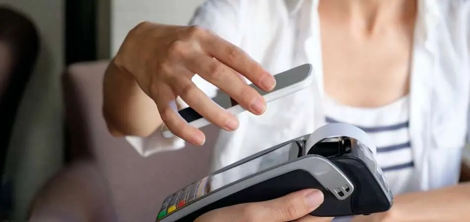 Cartão Nomad usado para pagamento em restaurante nos Estados Unidos