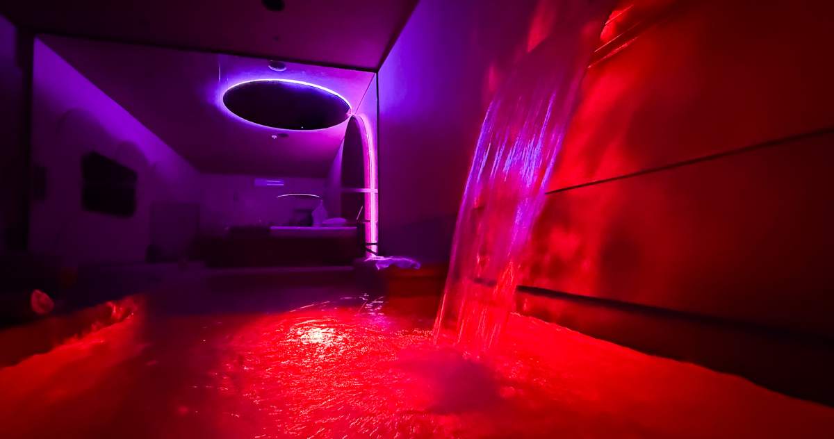 Piscina privativa em suíte no Lush Motel Lapa em São Paulo