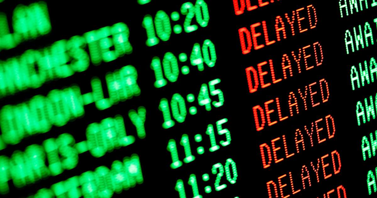 Painel no aeroporto com voos atrasados