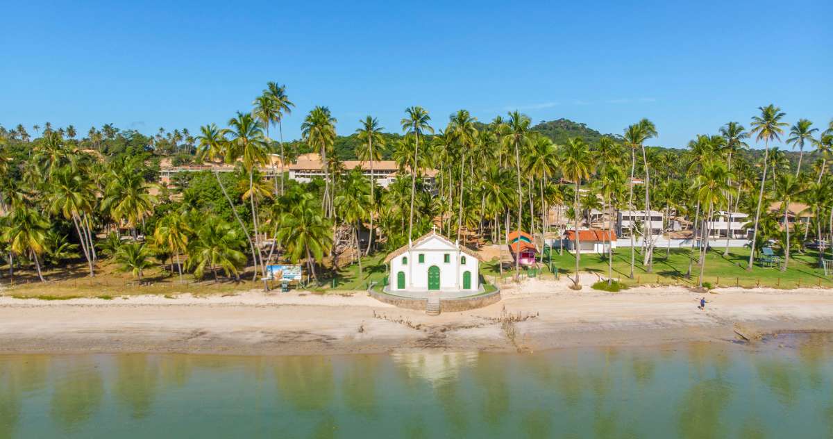 Praia de Carneiros e igreja em Pernambuco