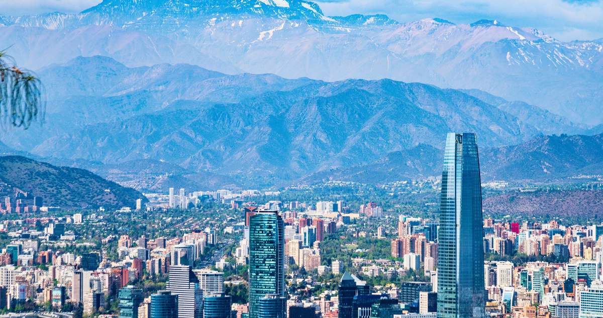 Cordilheira dos Andes e Sky Costanera em Santiago, Chile