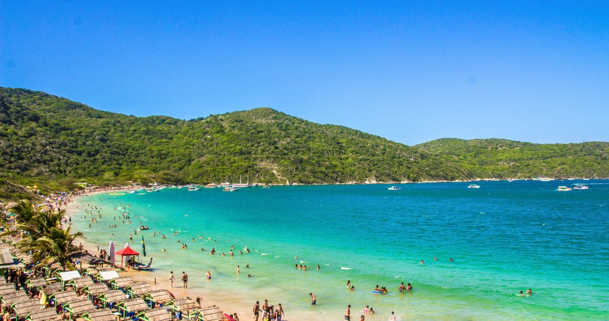 Praia azul em Arraial do Cabo durante férias de julho