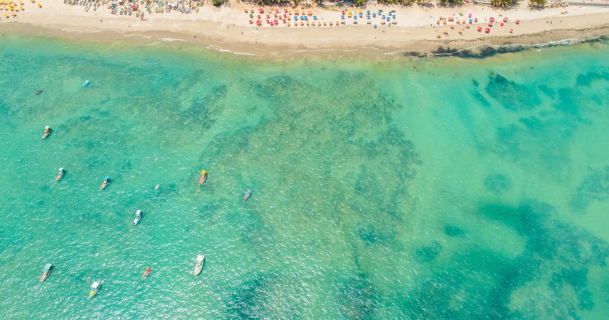 Praia de Maceió com mar calmo para crianças