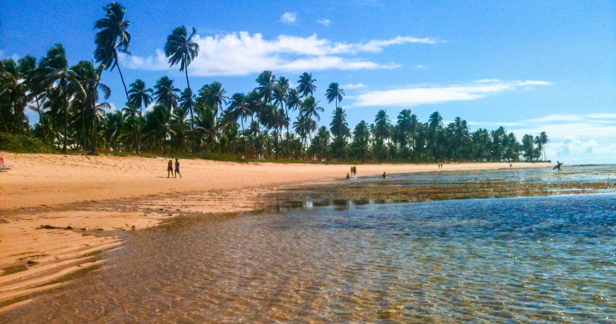 Praia do Forte na Bahia com piscinas naturais