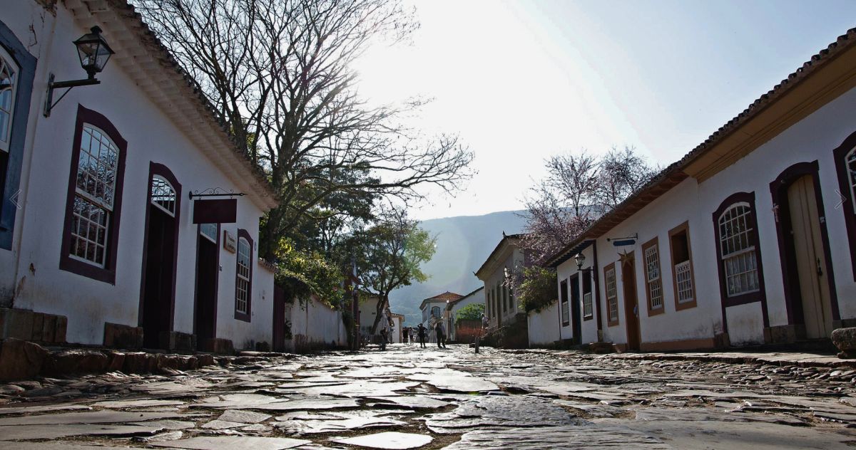 Centro histórico de Tiradentes com famílias
