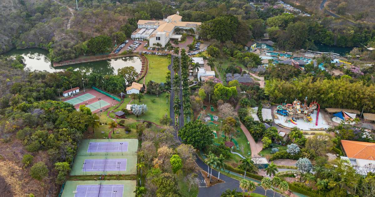 imagem de drone do refúgio grand premium do rio quente resorts