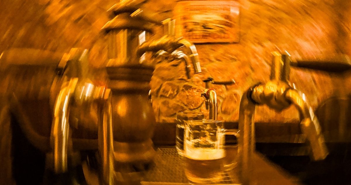 Torneiras de chope em um bar na Tchéquia