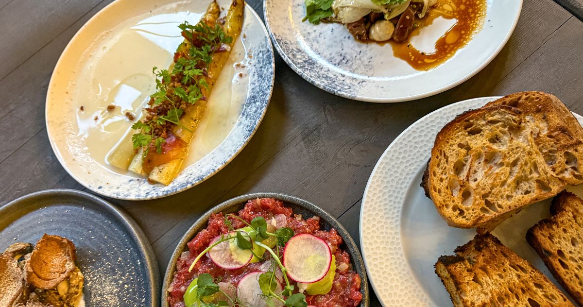 Refeição no restaurante Long Story Short Eatery & Bakery em Olomouc, na República Tcheca