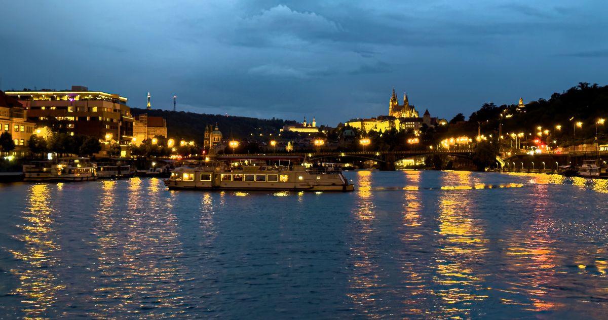 Cruzeiro com jantar pelo rio Moldava em Praga